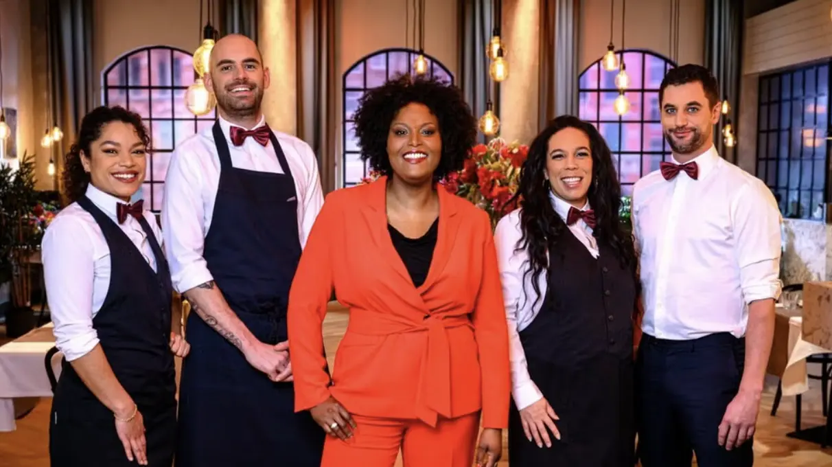 Denice Dest maître samen met Victor de barman bij het tv-programma First Dates