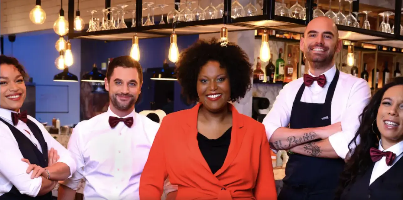 Denice Dest maître samen met Victor de barman bij het tv-programma First Dates
