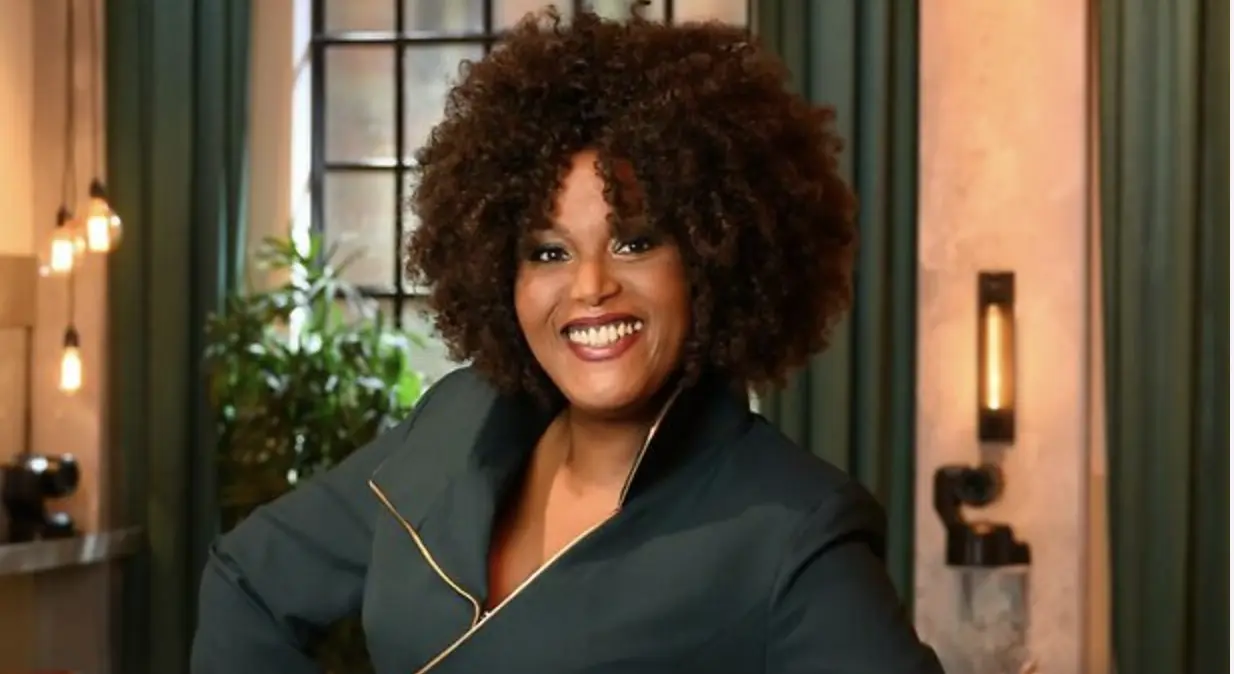 Denice Dest maître samen met Victor de barman bij het tv-programma First Dates