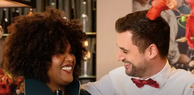 Denice Dest maître samen met Victor de barman bij het tv-programma First Dates