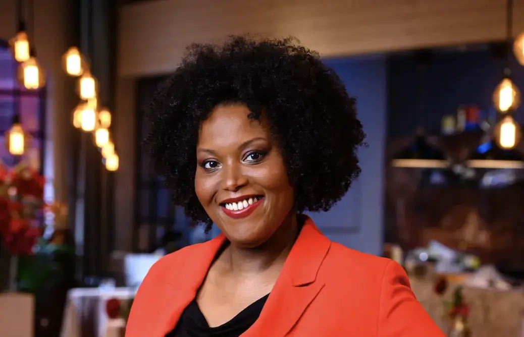 Denice Dest maître samen met Victor de barman bij het tv-programma First Dates