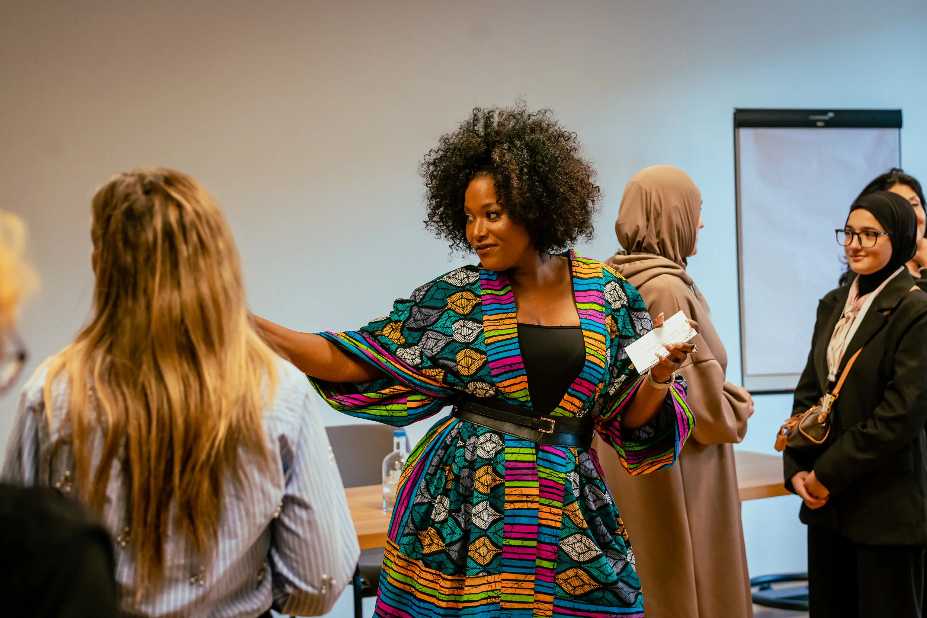 Denice Dest maître samen met Victor de barman bij het tv-programma First Dates