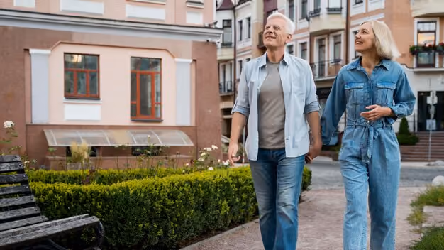 Foto gratuita vista frontal si la pareja de ancianos cogidos de la mano en la ciudad