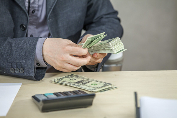 asesor de banco contando dinero de deposito bancario