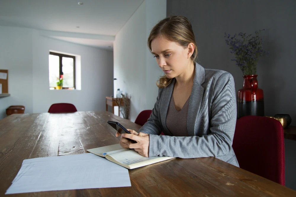 Persona revisando documentos registrales de una vivienda