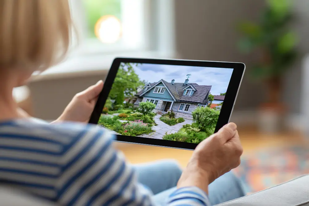 Inversión inmobiliaria digital consultada en una tableta