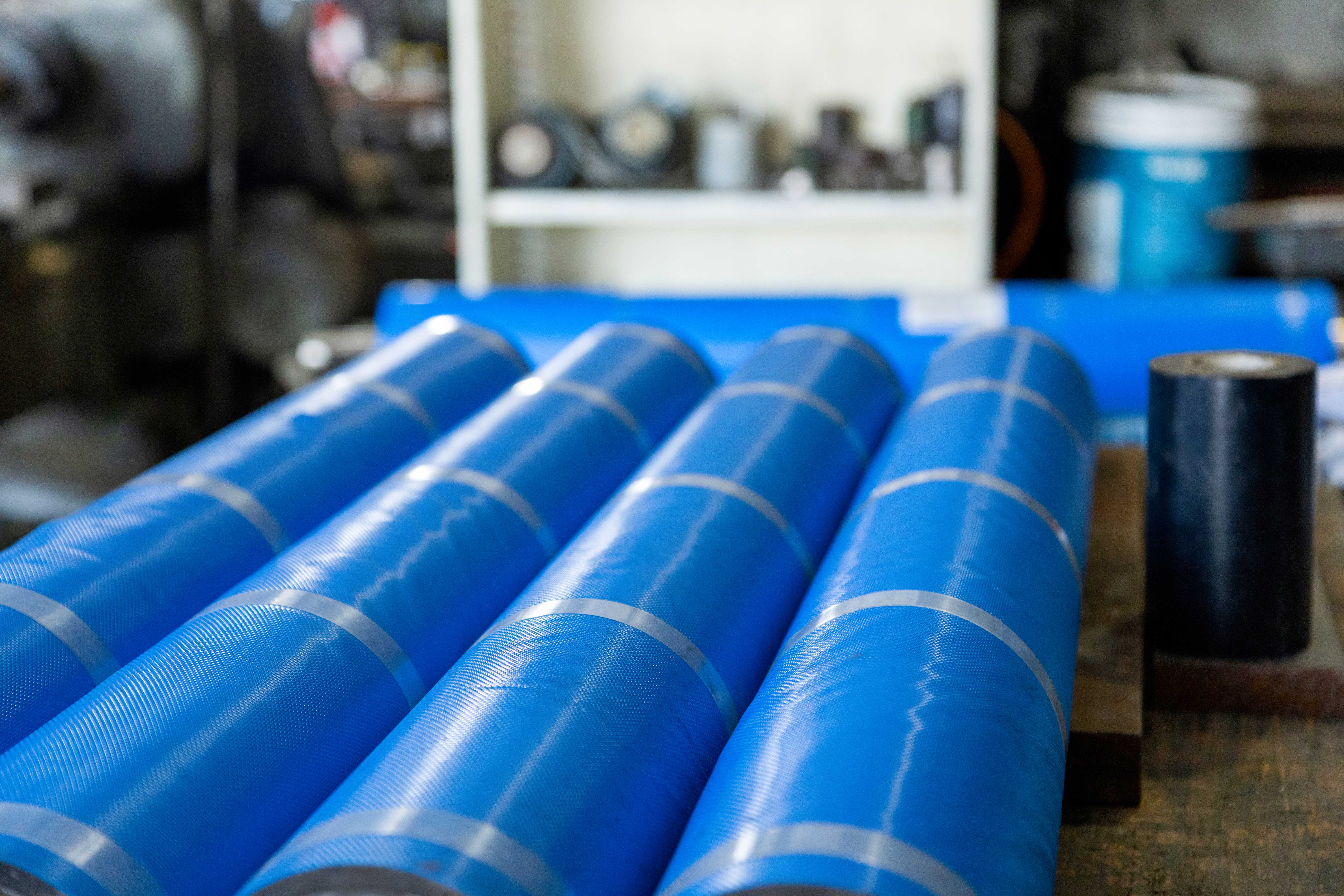 image depicting employees collaborating (for a manufacturing plant)