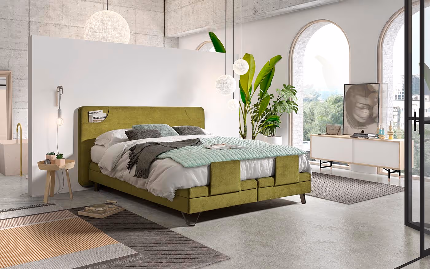 Slaapkamer met een groen bed met witte en grijze beddengoed, planten bij het raam en een wit dressoir onder boogramen.