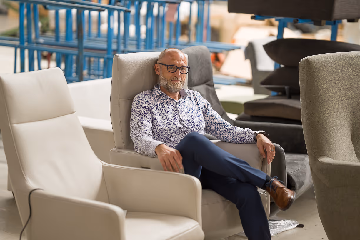 Wij gaan langs bij de leverancier om zo mee te denken met de productie.