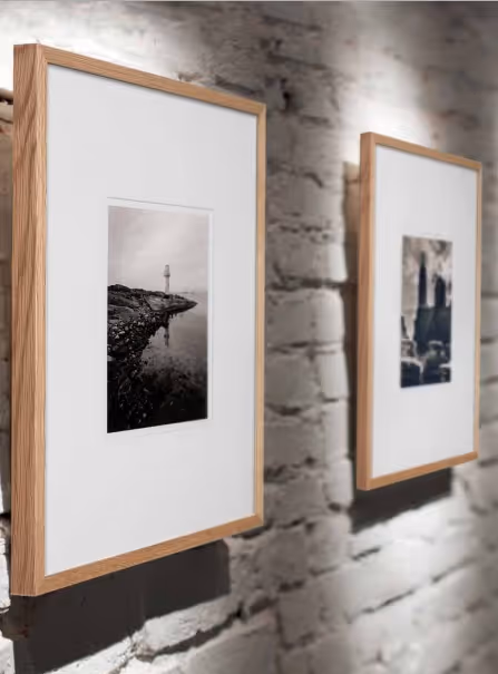 2 Inlijstingen in houten kaders.