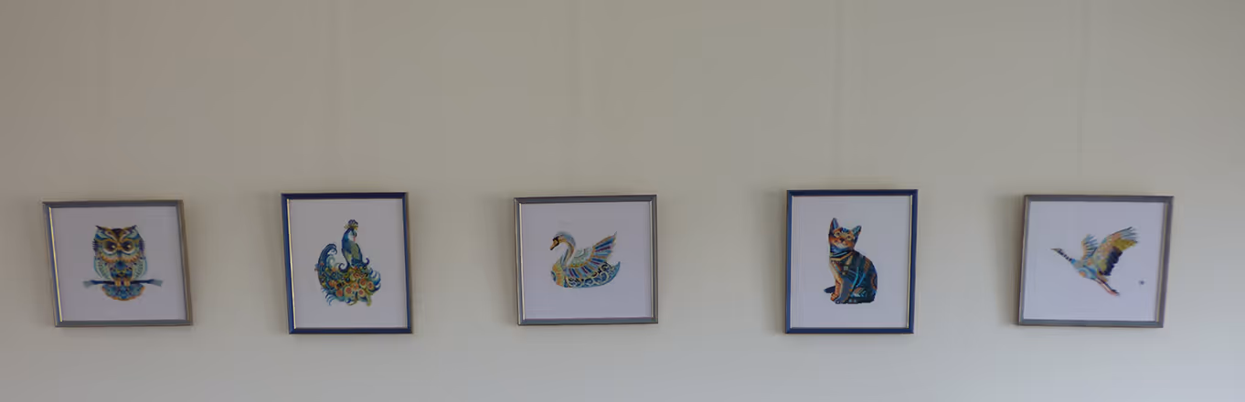 Handgemaakte werkjes ingekaderd en opgehangen door Verthe Interieurs.