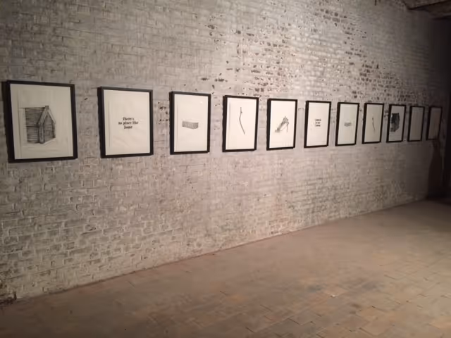 Tentoonstelling met meerdere kaders ingelijst door Verthe Interieurs.