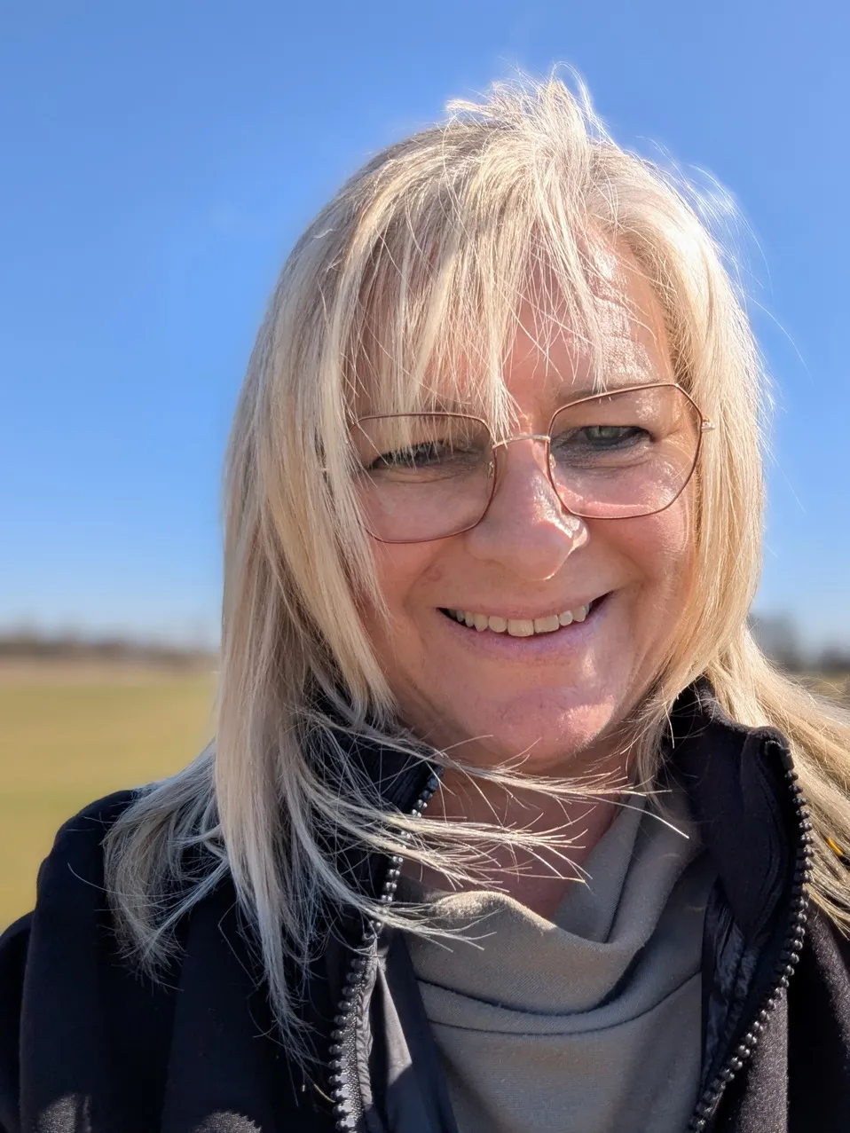 Sabine Jechow, erfahrene Coachin für Mindset Coaching, Life Coaching und Lebensberatung, lächelt entspannt in die Kamera. Das natürliche Licht und der weite Hintergrund unterstreichen ihre offene, authentische Ausstrahlung – ideal für Coaching in den Bereichen Heilberufe, Achtsamkeit und persönliches Wachstum.