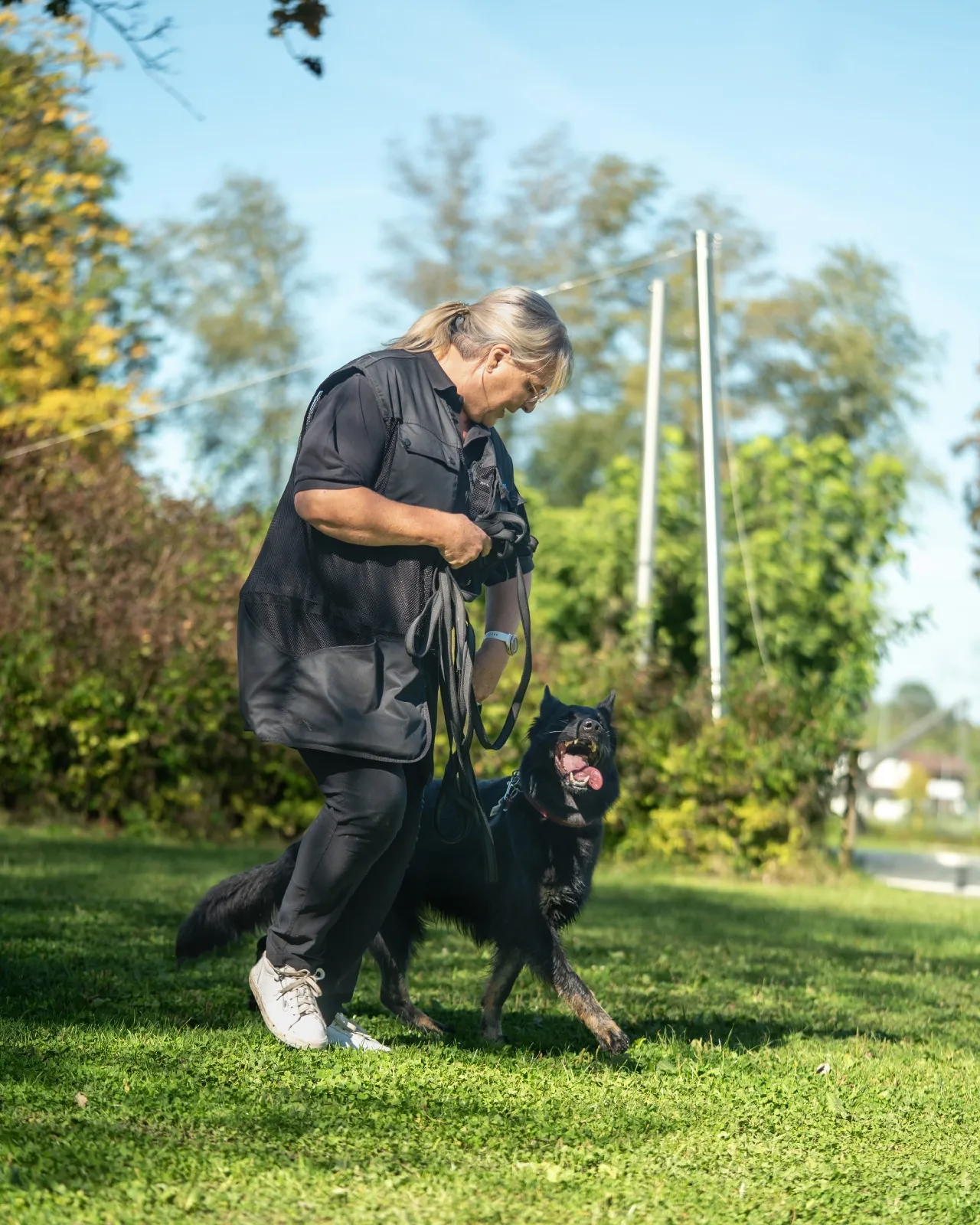 Sabine Jechow beim Hundetraining in freier Natur – die Verbindung von Bewegung, Tierkontakt und Achtsamkeit ergänzt ihre Coaching-Ansätze zur Stressbewältigung und Persönlichkeitsentwicklung im Gesundheitsbereich.