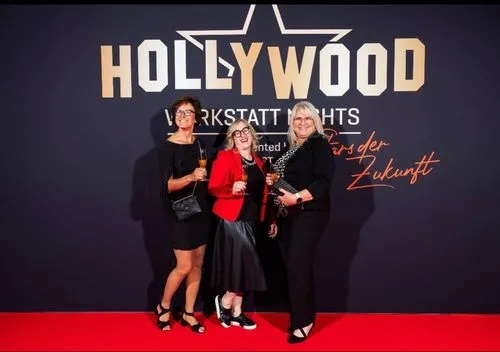 Sabine Jechow posiert festlich gekleidet bei einem offiziellen Event – ihre selbstbewusste Ausstrahlung und Professionalität spiegeln sich in ihrer Arbeit mit Unternehmercoaching, Leadership Coaching und Praxismanagement wider.