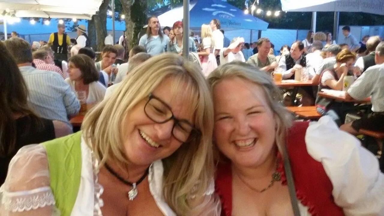 Sabine Jechow lacht herzlich mit einer Freundin auf einem geselligen Volksfest – ein Einblick in ihre empathische, nahbare Persönlichkeit, die Vertrauen im Bereich Lebensberatung und Mindset Coaching schafft.