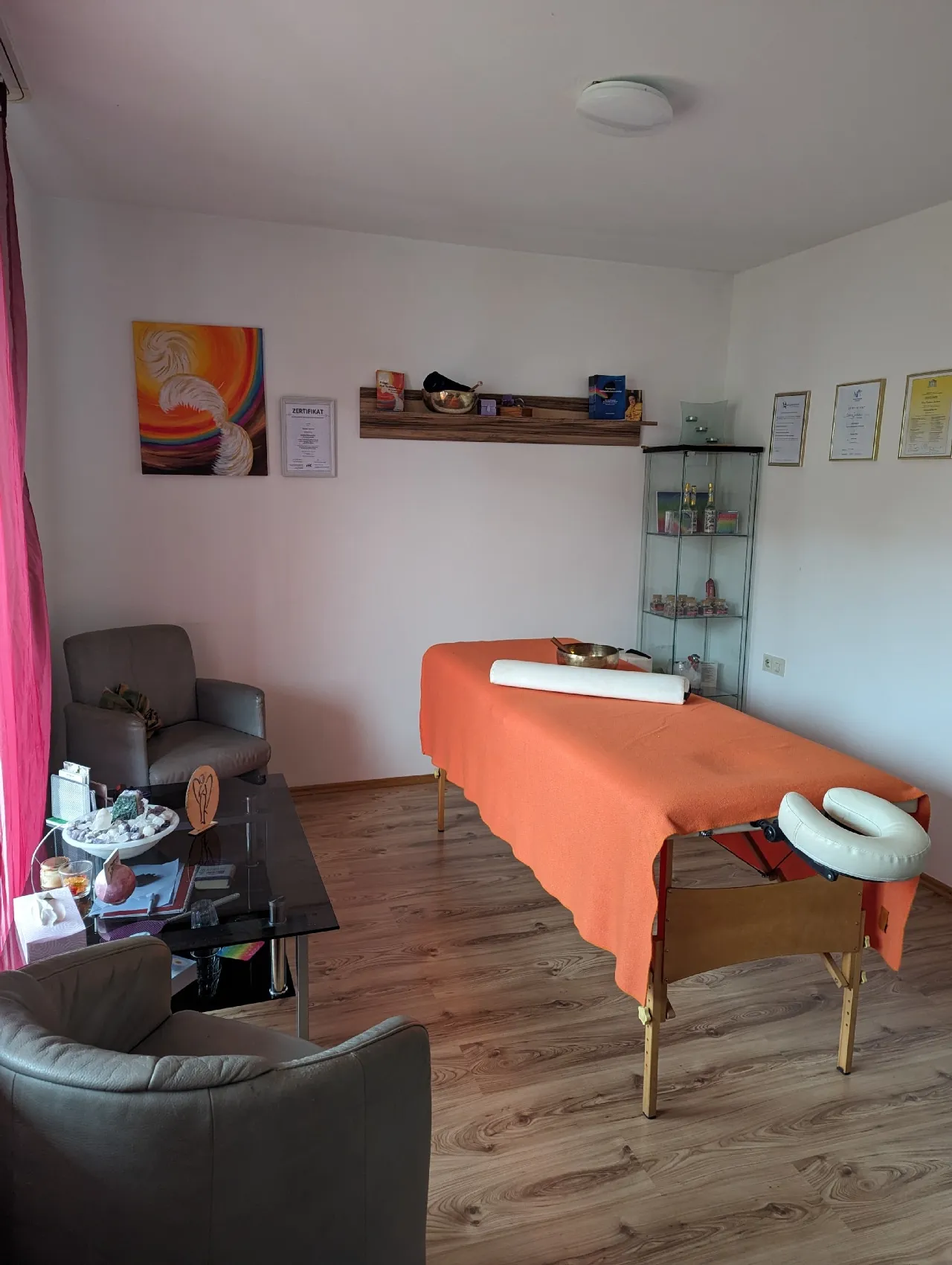 Der lichtdurchflutete Praxisraum von Sabine Jechow mit Klangschale, Edelsteinen und Zertifikaten verkörpert ganzheitliche Heilansätze – ideal für Heilpraktiker Coaching, systemisches Coaching und Praxisführung.