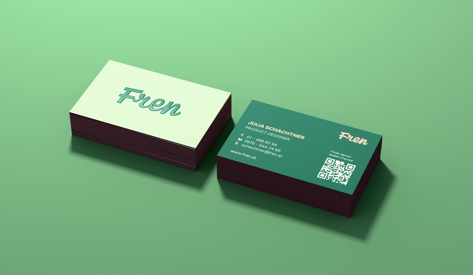 Zwei gestapelte Visitenkarten im Fren-Design: die Vorderseite zeigt das grüne Logo auf hellgrünem Grund, die Rückseite enthält Kontaktinfos, ein QR-Code und das Logo auf petrolfarbenem Hintergrund – stilvoll, modern und professionell.