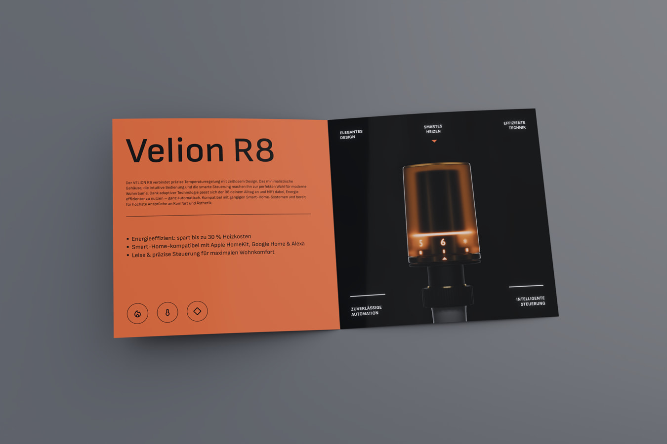 Orange-schwarzer Infofolder in aufgeklapptem Zustand