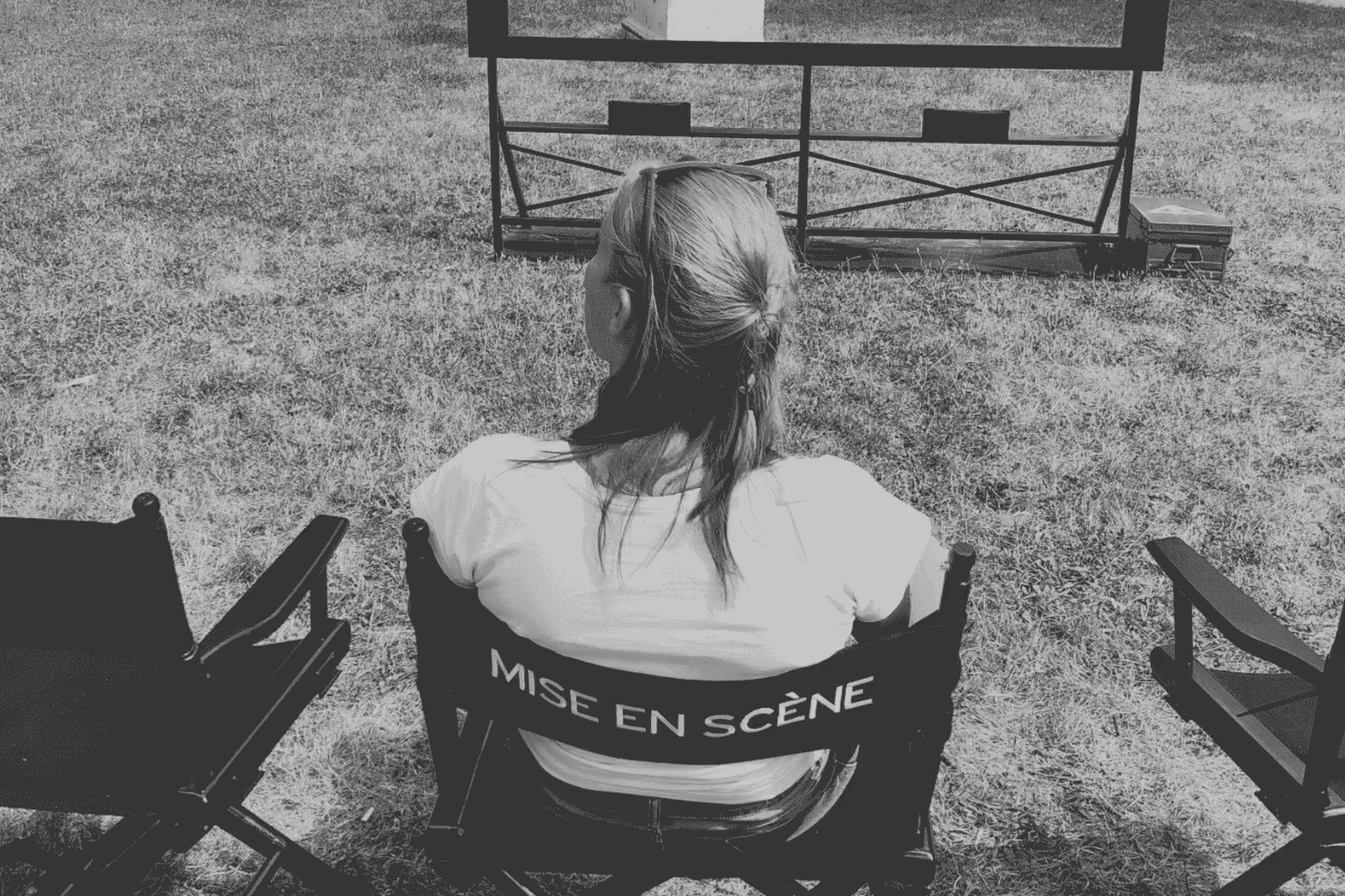 Célia Lenormand en train de travailler sur le tournage d'une vidéo.