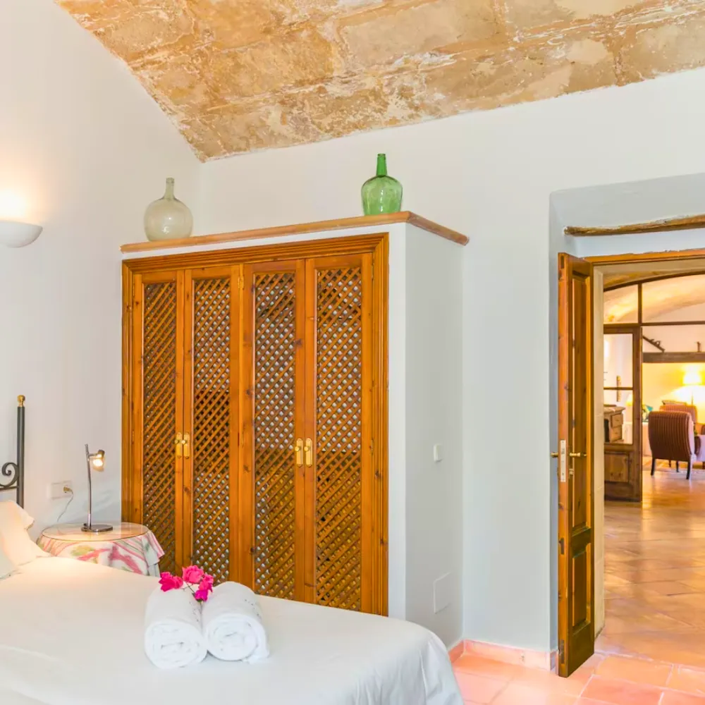 Jo Macarthur Mallorca Yoga Retreat 2025 property room image 7
