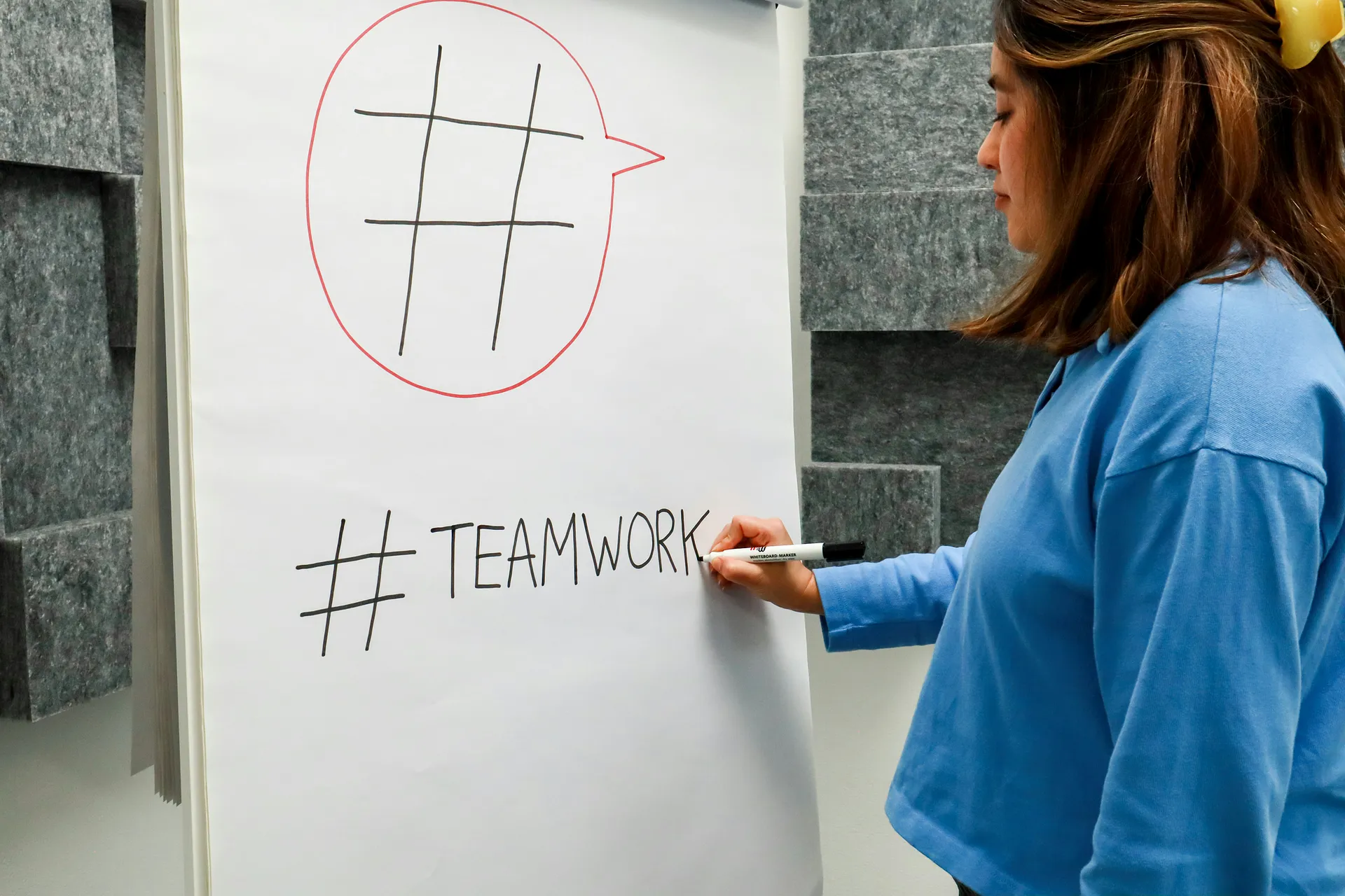 Business professional presenting teamwork strategies to strengthen collaboration and improve organizational performance.