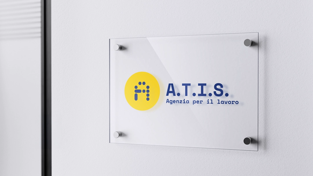 Mockup di targa in plexiglass a parete con logo A.T.I.S. Agenzia per il lavoro, SevenApp