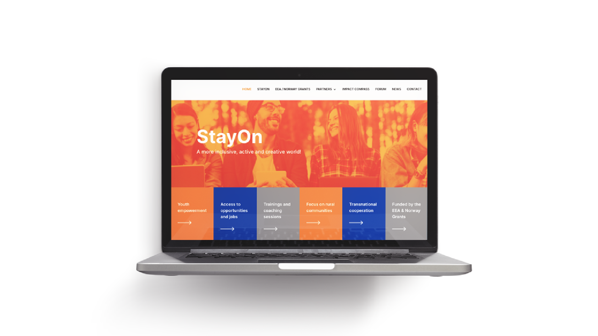 Mockup del sito web StayOn su laptop, con giovani e menu del progetto EEA/Norway Grants, SevenApp