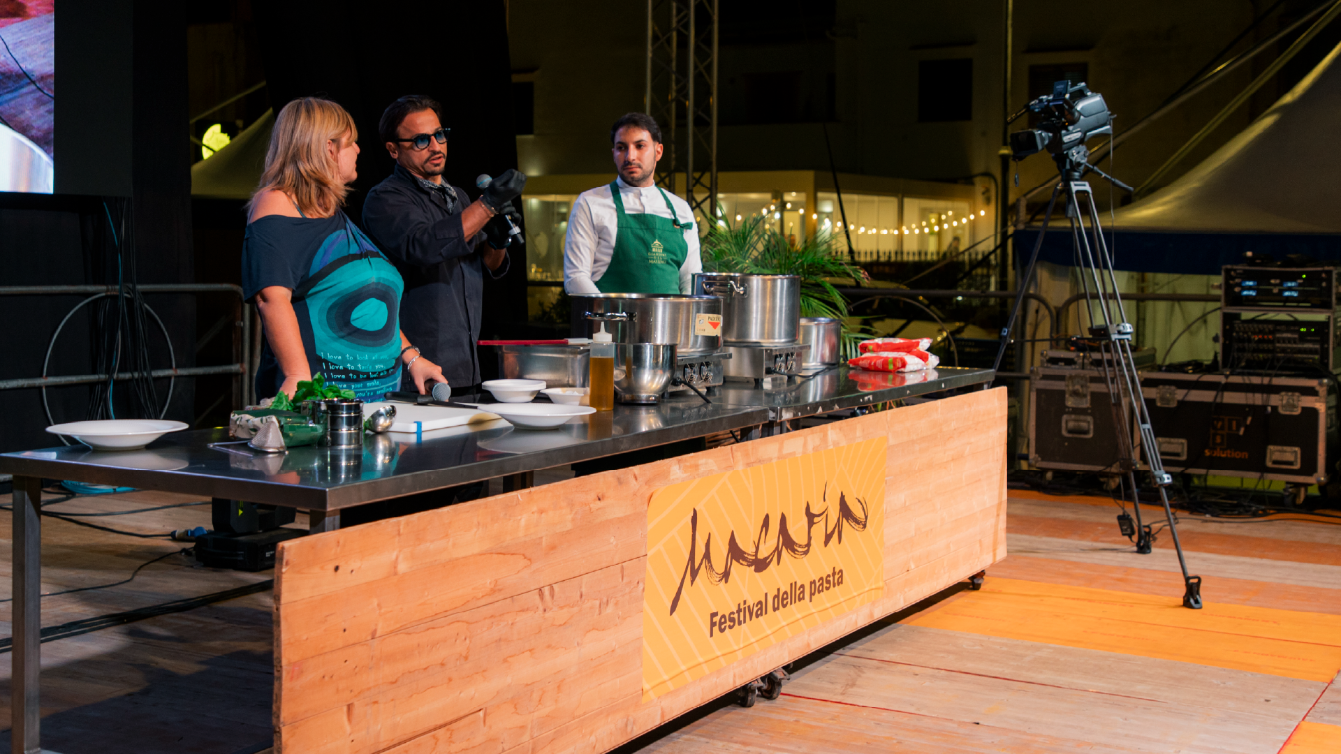 Macaria — Festival della pasta: cooking show sul palco con presentatore, conduttrice e chef, SevenApp