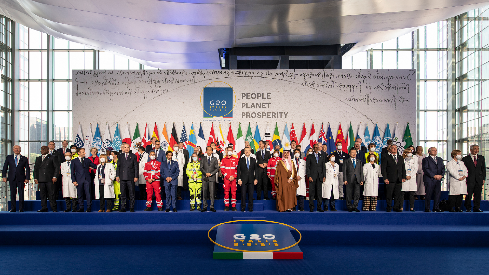 Foto di famiglia dei leader al G20 Italia 2021 con scenografia People Planet Prosperity, SevenApp