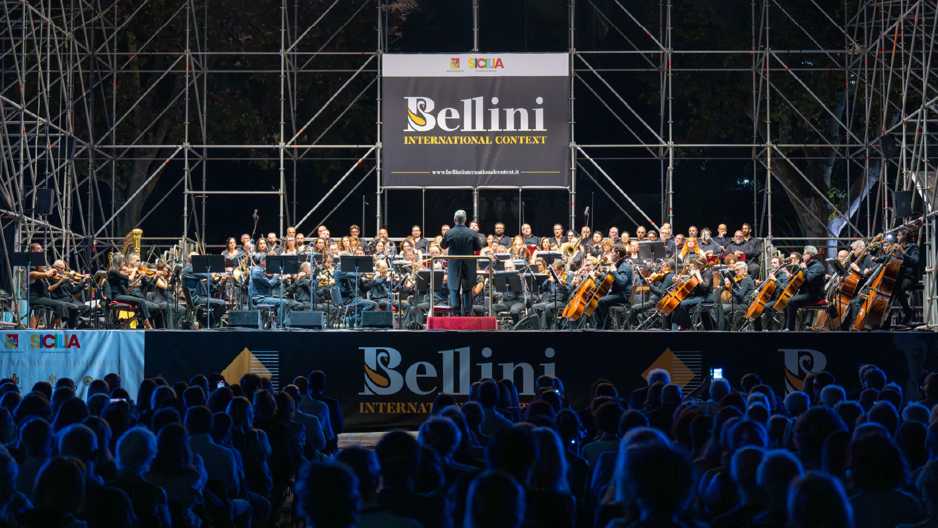 Concerto serale dell'orchestra Bellini International Context con direttore e pubblico, copertura evento, SevenApp