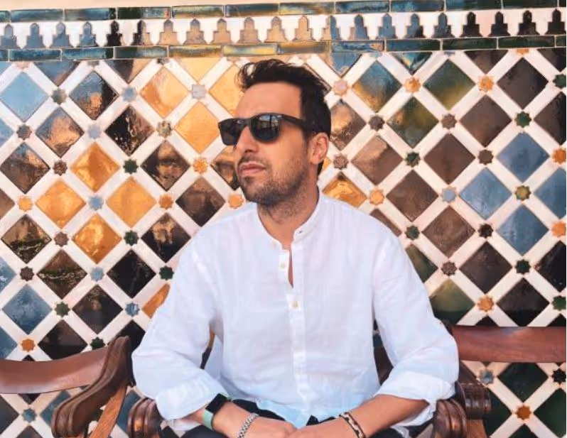 [headshot] image of customer for a directtoconsumer electronics brand