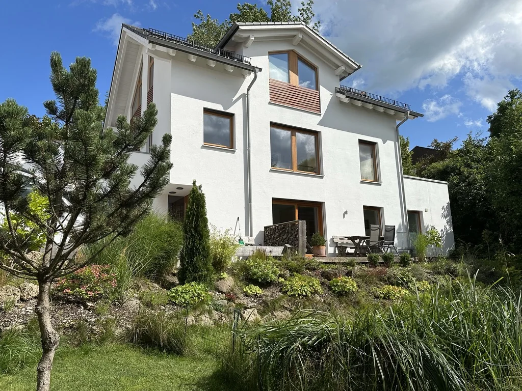 Haus der Ferienwohnung mit Terrasse und Steingarten im Sommer