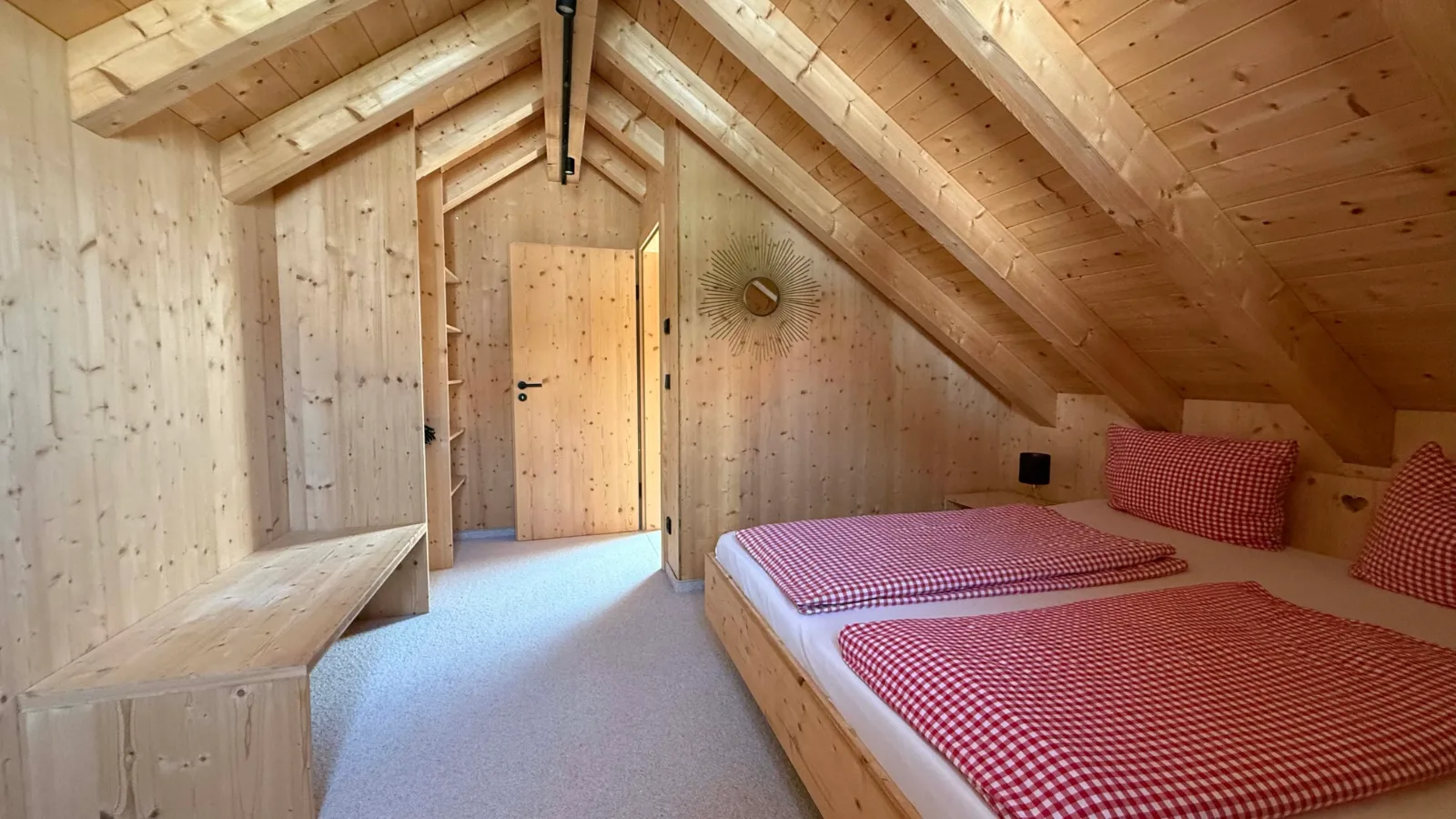 Schlafzimmer unter dem Dachgiebel