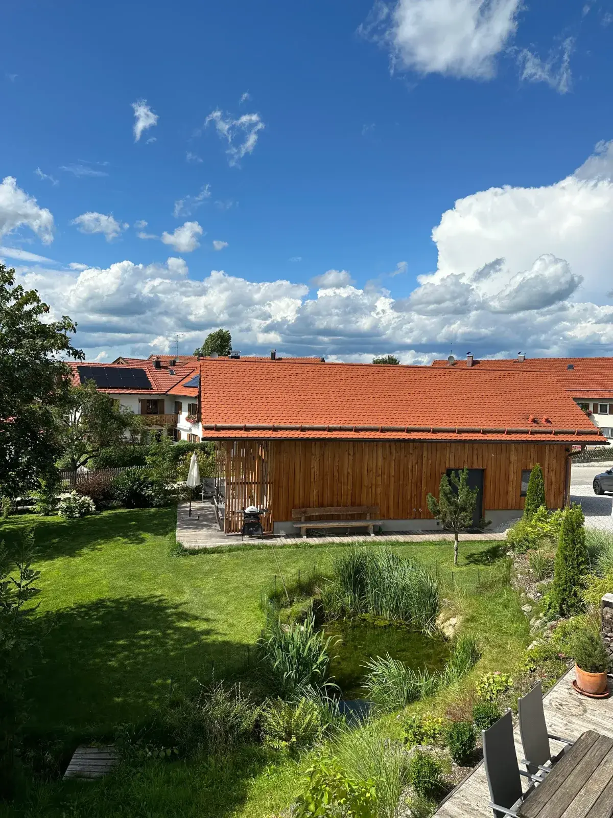 Blick von oben auf Garten, Teich und Chalet