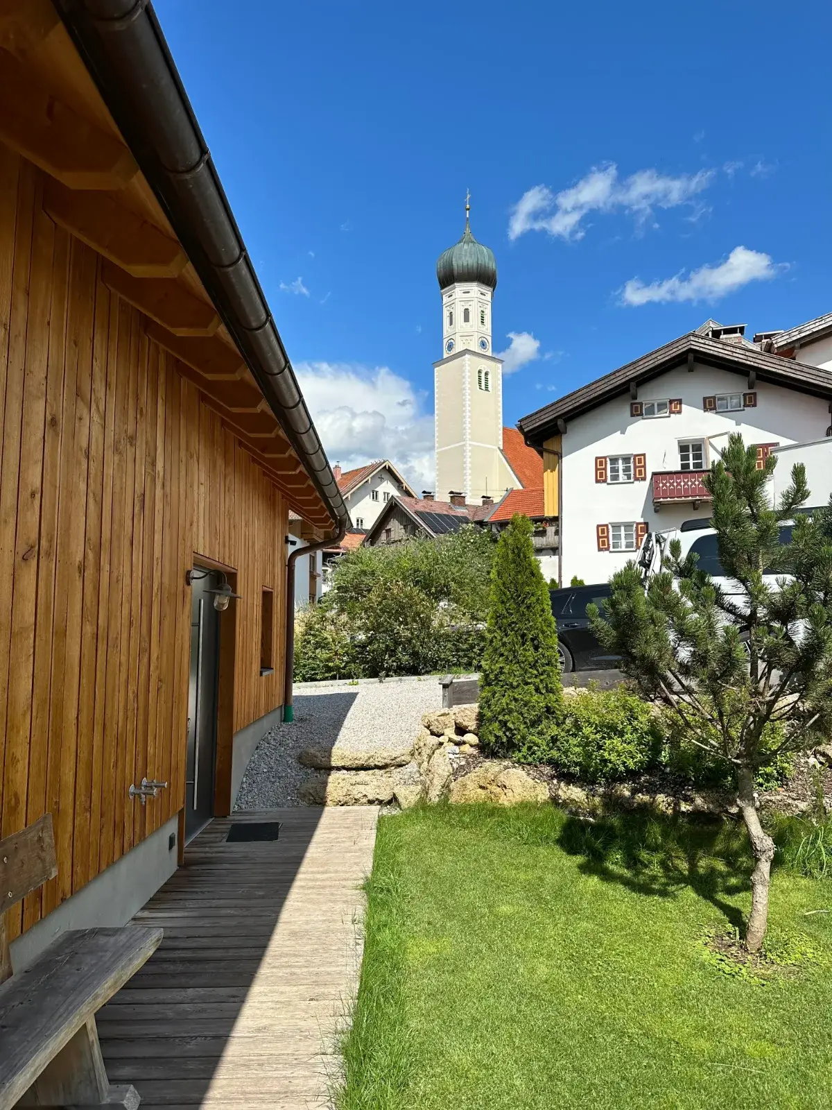 Eingang des Chalets mit Blick auf den Kirchturm von Königsdorf