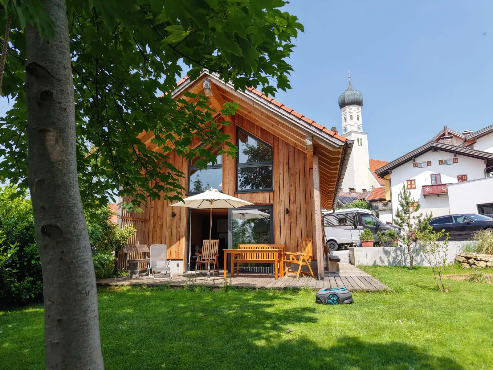 Chalet aus der Luft mit Blick auf den Ort