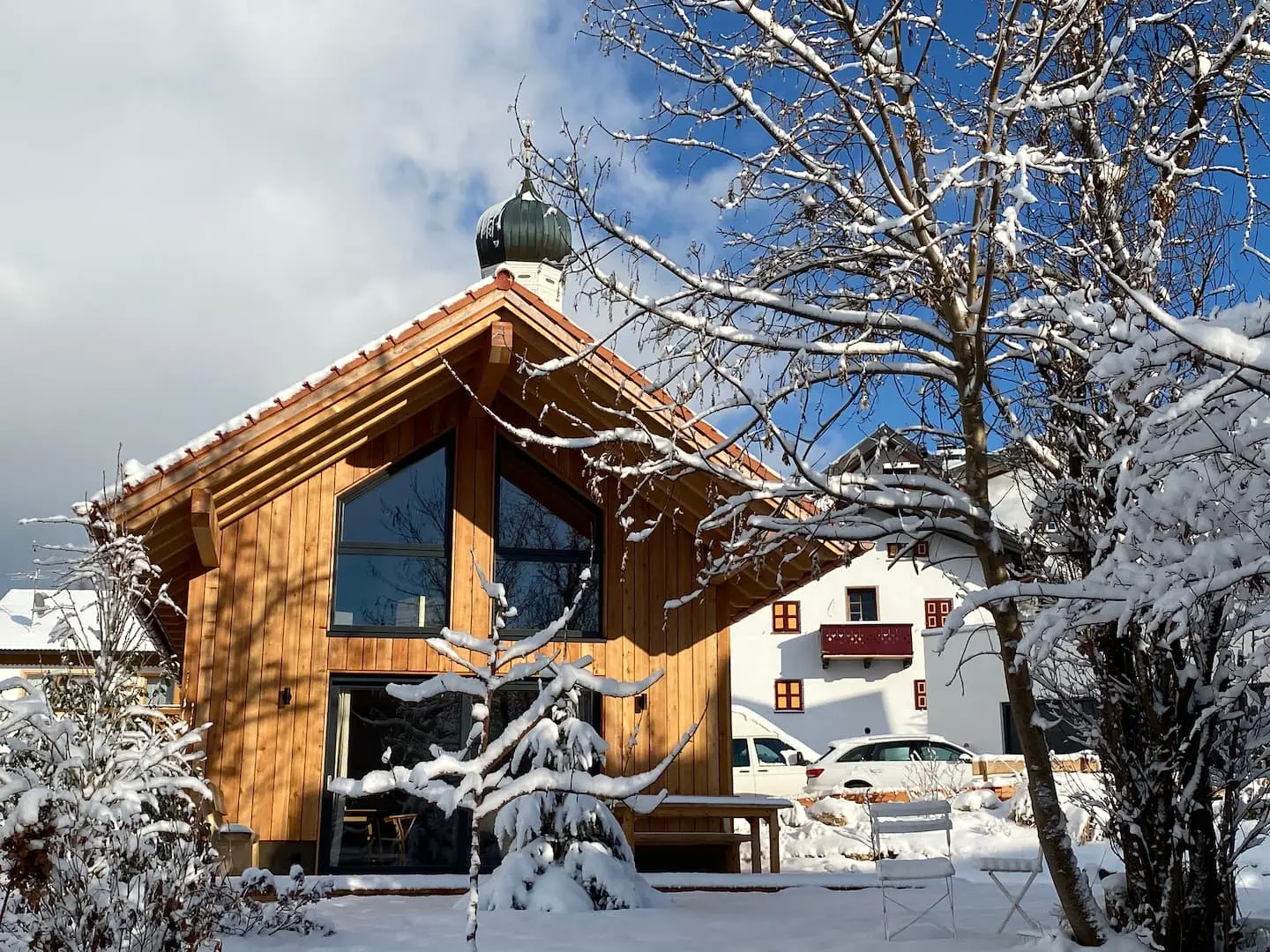 Holzchalet im Schnee
