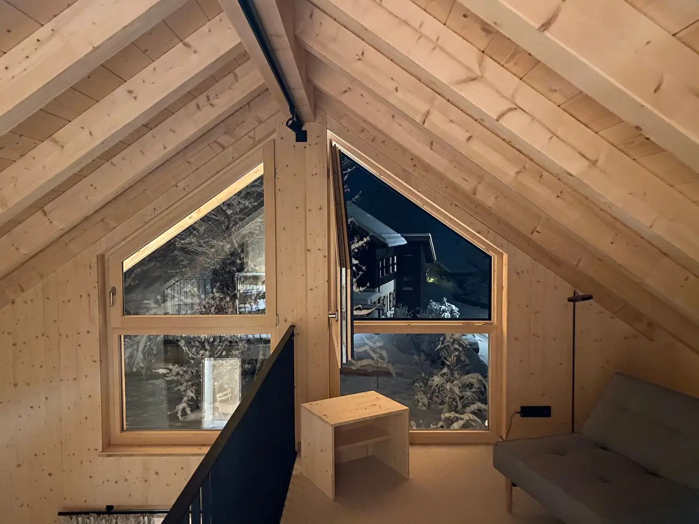 Schlafbereich unter dem Giebelfenster