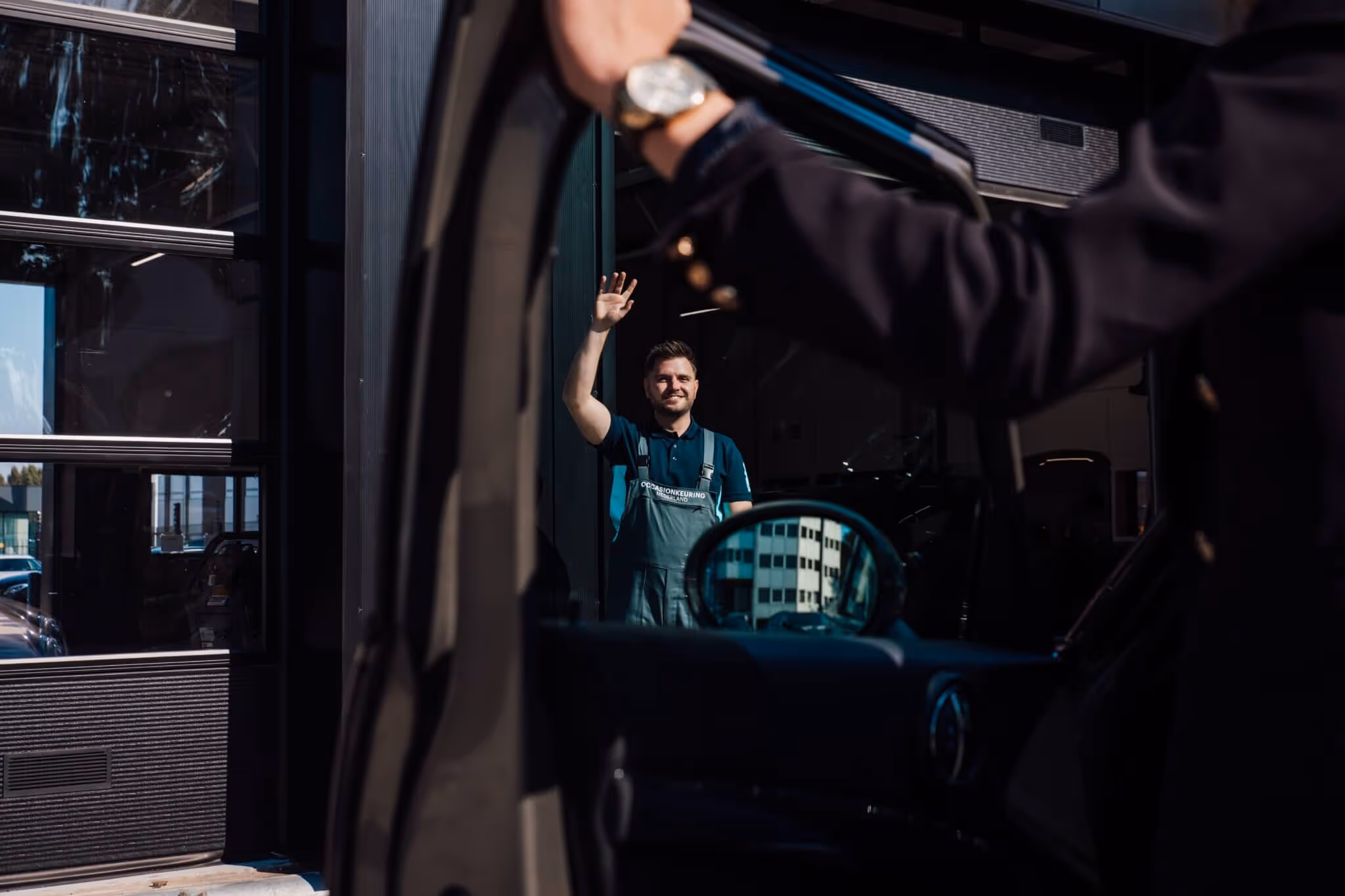 Occassionkeuring Nederland monteur onderhandelt met verkoper van de auto