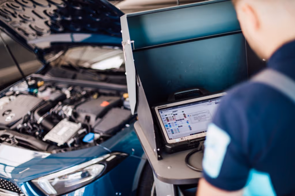 Elektrische auto wordt uitgelezen met professionele diagnoseapparatuur
