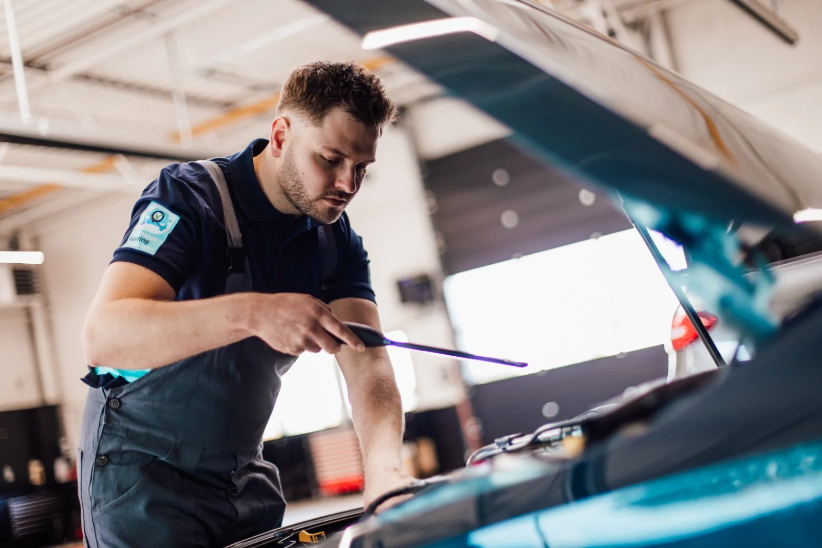 Monteur voert een aankoopkeuring uit aan een tweedehands auto