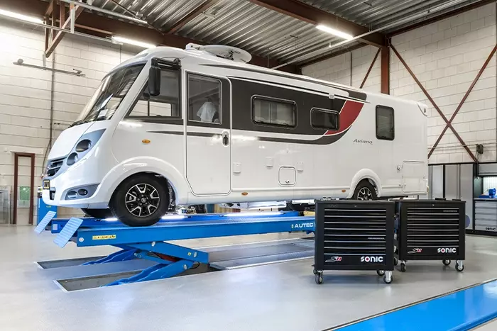 Aankoopkeuring voor campers op een hefbrug