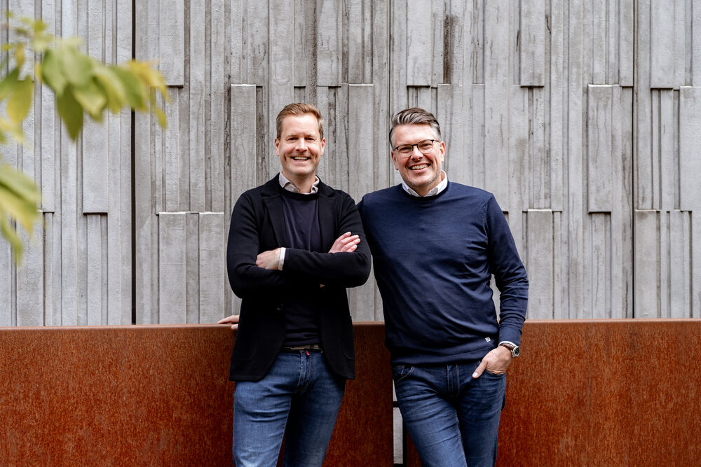 Tomas en Joris naast elkaar voor een muur