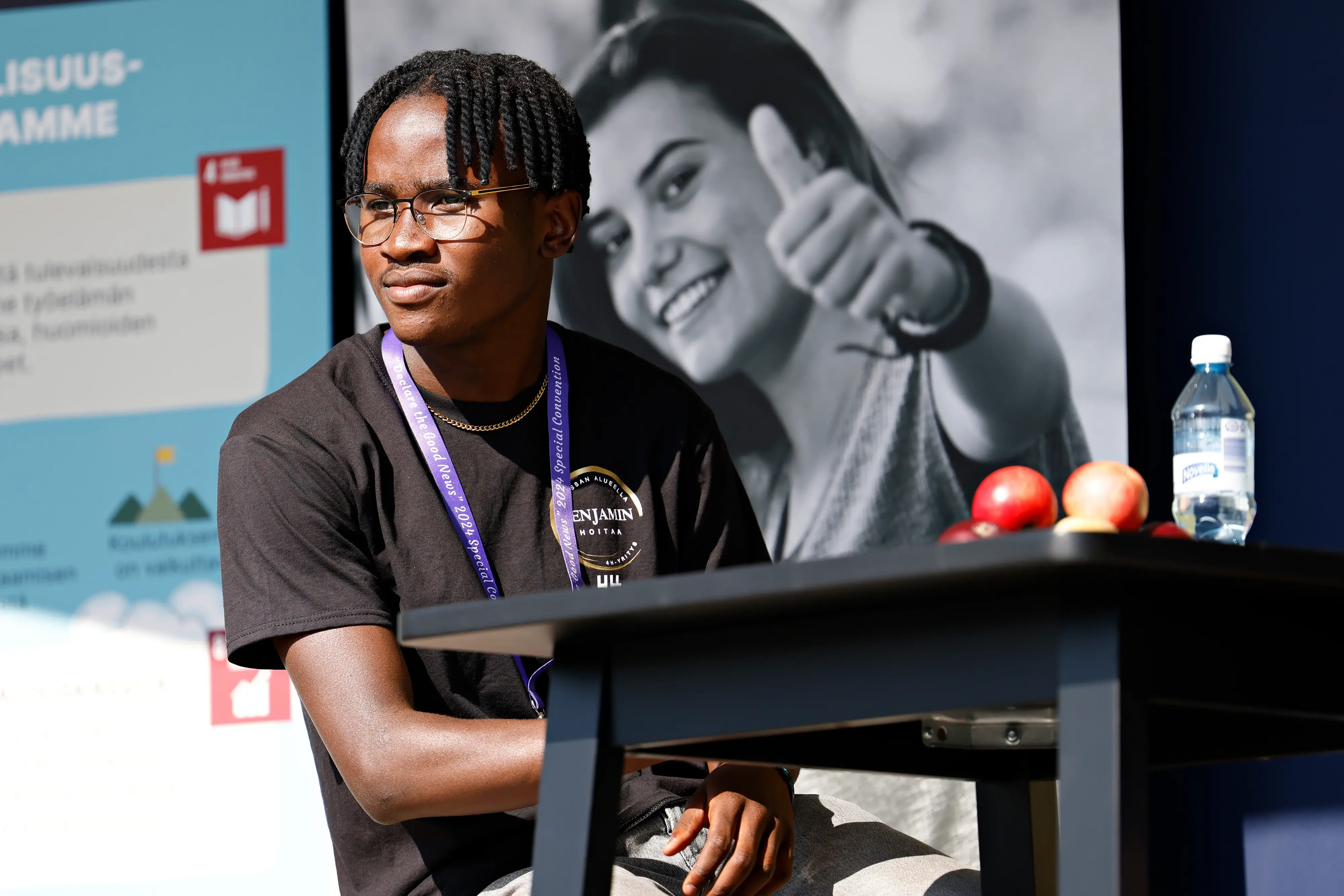 nuori-mies-istumassa-poydan-aaressa