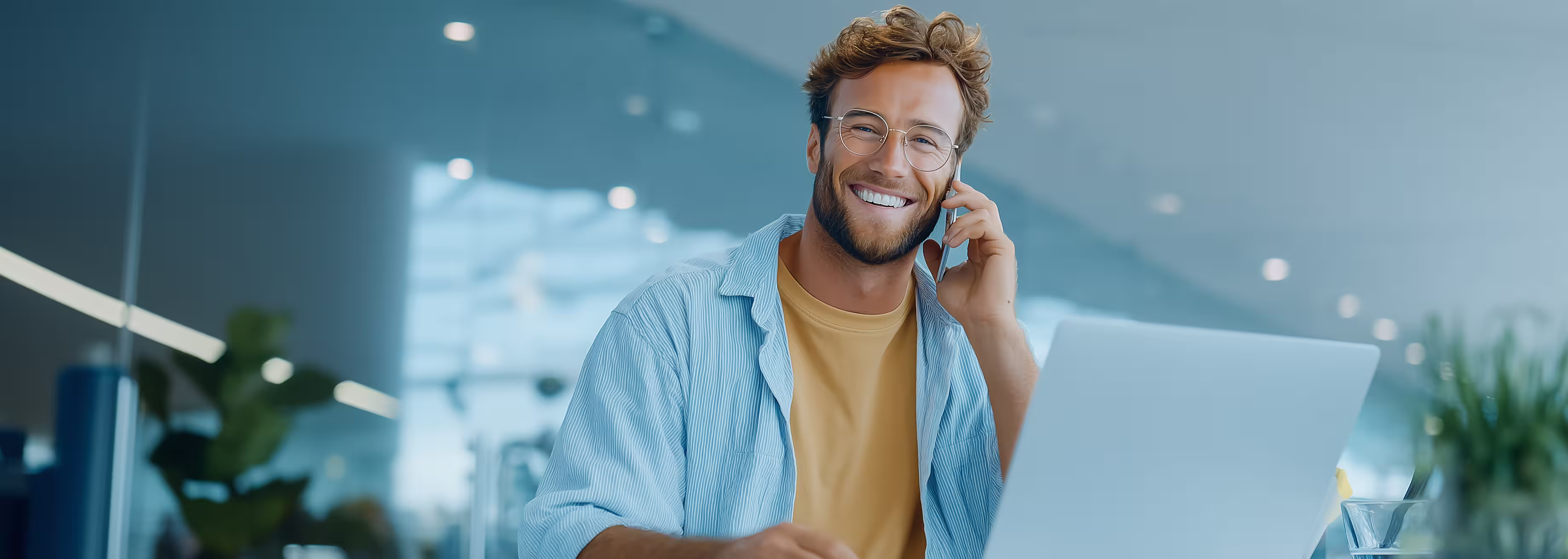 Lachender Mann telefoniert mit Smartphone am Ohr – Bereit zu starten? Jetzt unverbindlich Kontakt aufnehmen.