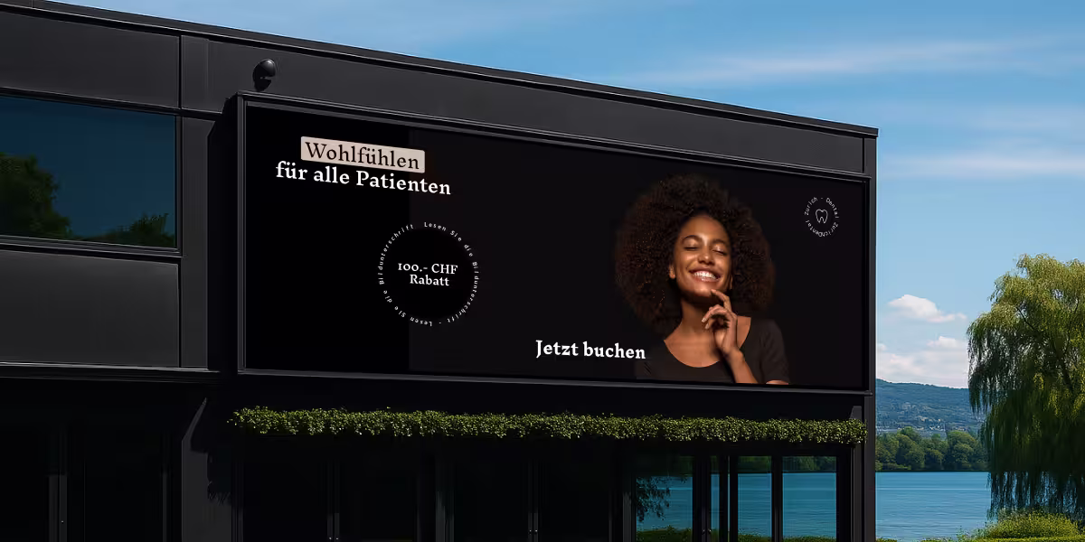 Frau aud Digital Out of Home (DOOH) Ad: Programmierte Billboards und Screens für urbane Umgebungen