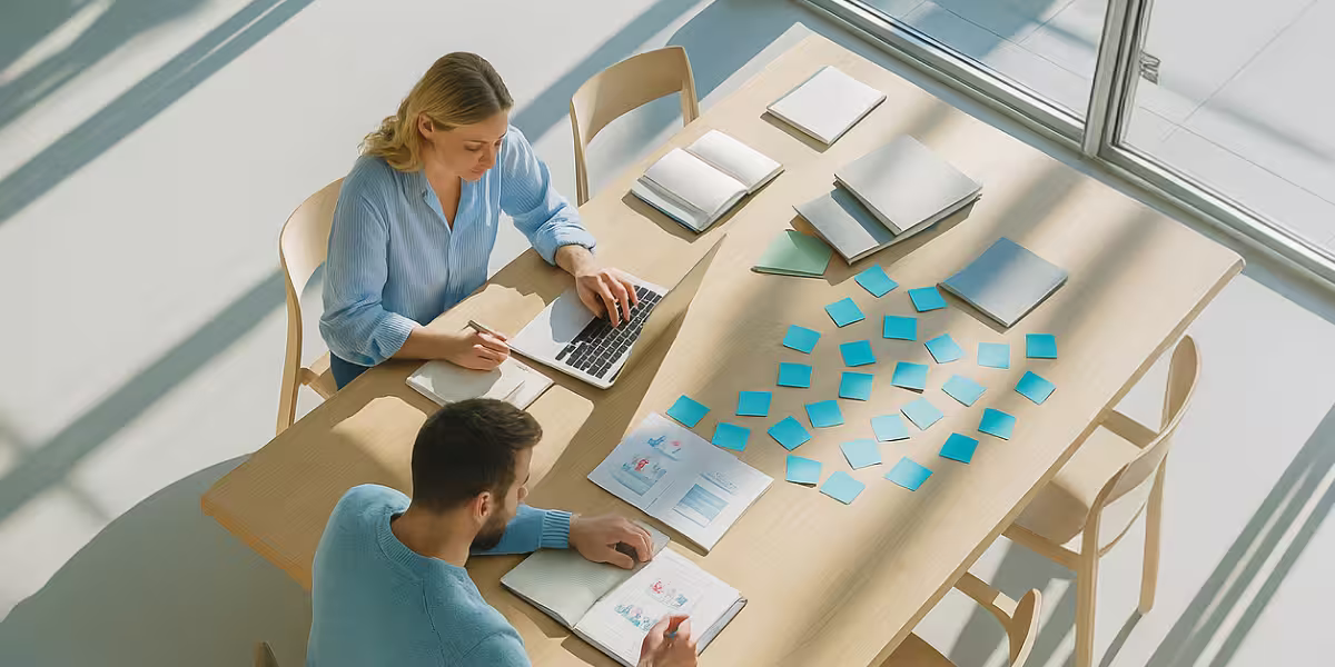 Brand-Strategen am Tisch: Entwicklung von Brand Development, Positionierung und Werten