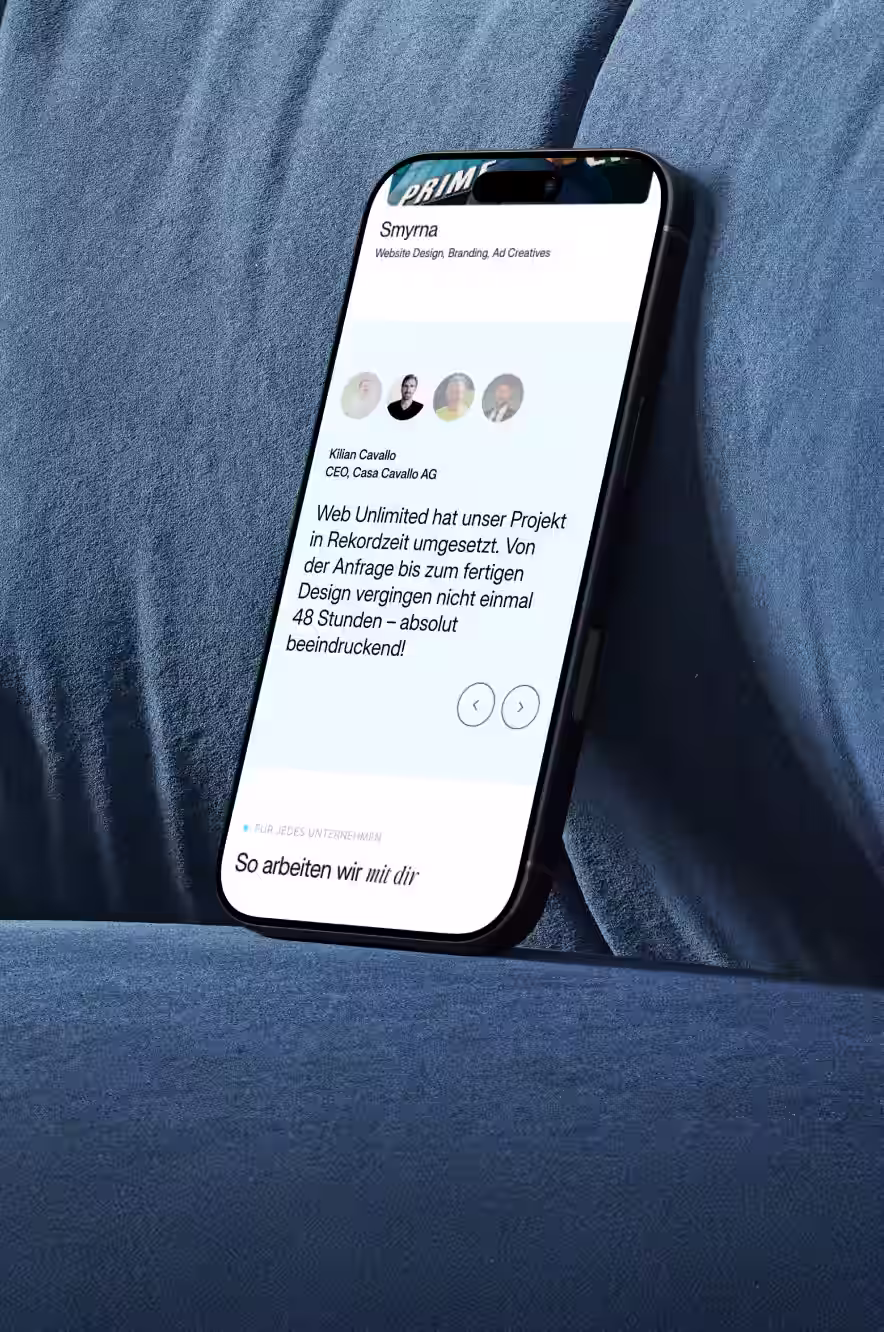 Handy-Mockup mit Kundenrezension zu Web Unlimited