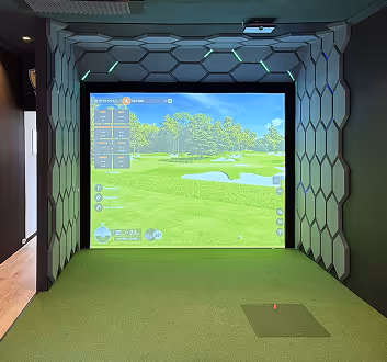 Golf Simulator mit grünen LED Lichtern